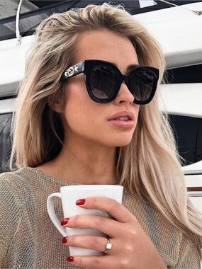 New in Case Gucci Black Square Frame Sunglasses